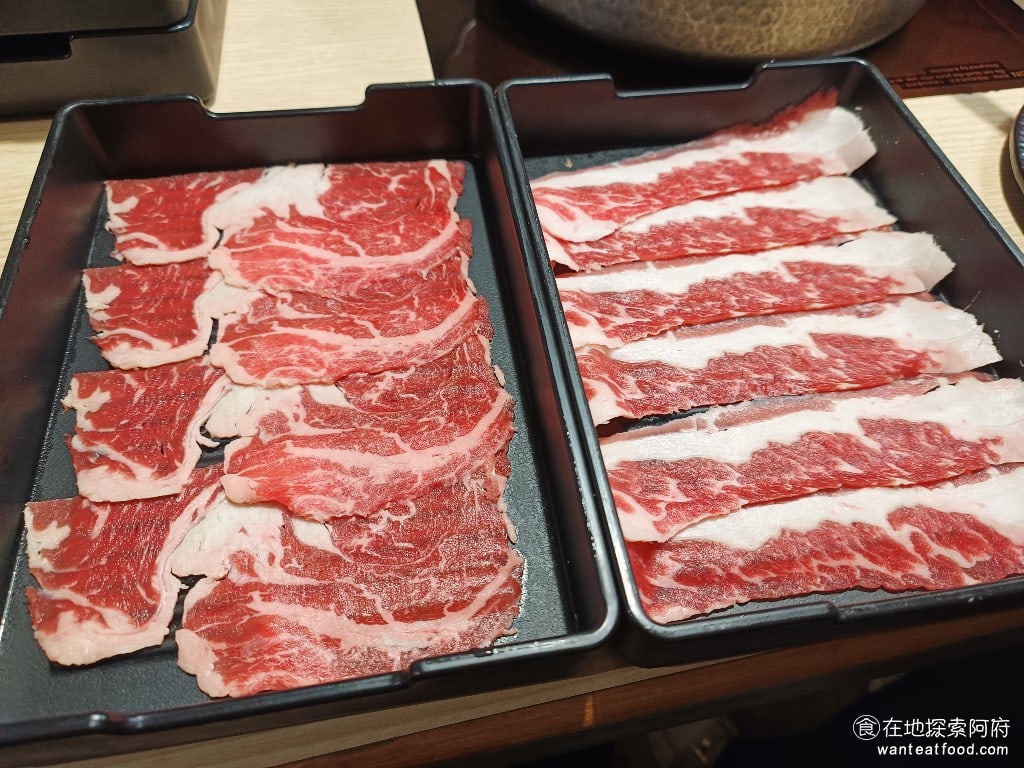 和牛涮台北忠孝東店 大安區美食 忠孝敦化美食 鍋物料理 豬五花 豬肉我們吃了幾盤後就不想再點了,因為豬肉的肉片切得非常厚,而且肉質本身的口感也不好。所以吃到後來,我們很快就把胃留給甜點了。 @在地老饕阿府