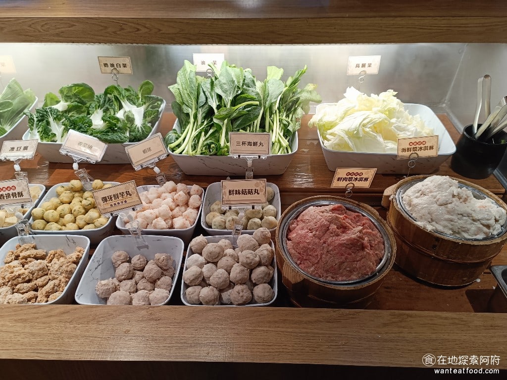和牛涮台北忠孝東店 大安區美食 忠孝敦化美食 鍋物料理 這一區的火鍋料還蠻特別的,提供好多種的丸子,有蝦丸、香菇丸、鮮芋丸、海鮮丸和香菜丸。其中我覺得香菇丸的味道最棒,另外旁邊的飄香排骨酥也超級好吃。 @在地老饕阿府