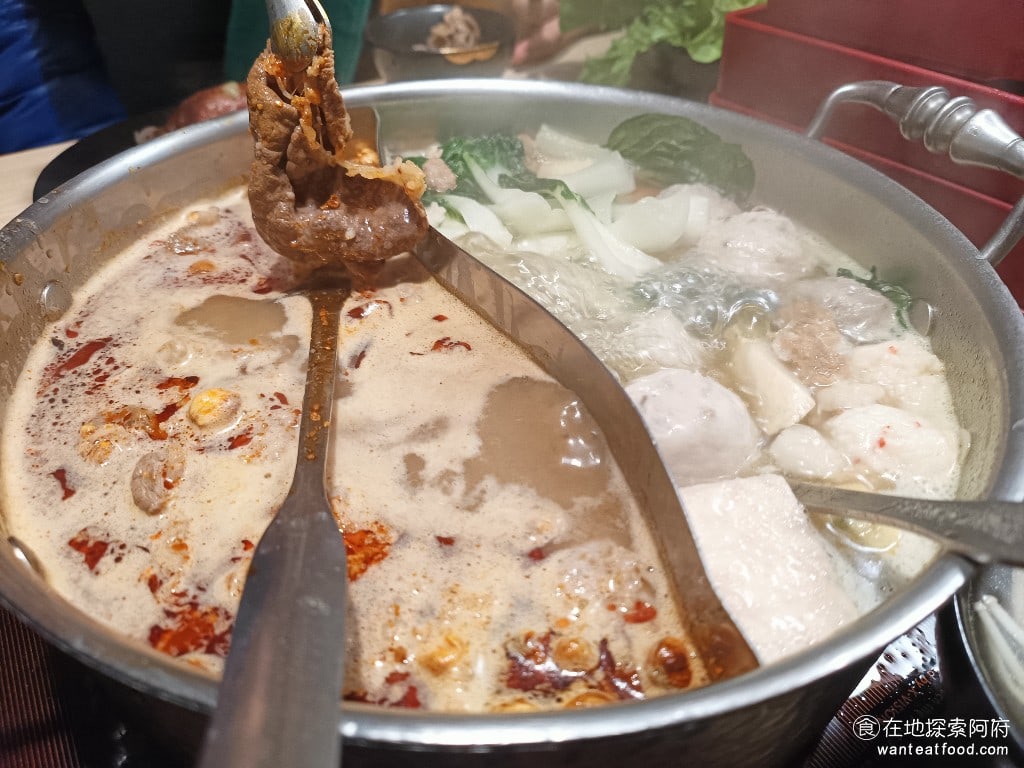 和牛涮台北忠孝東店 大安區美食 忠孝敦化美食 鍋物料理 他的椒香麻辣鍋湯底吃起來其實一點都不辣,花椒的味道也非常淡。雖然這樣的辣度適合每一個人吃,不過對於喜歡吃辣的人來說,會覺得並不怎麼吸引人。旁邊的昆布湯底吃起來味道也是特別淡。 @在地老饕阿府