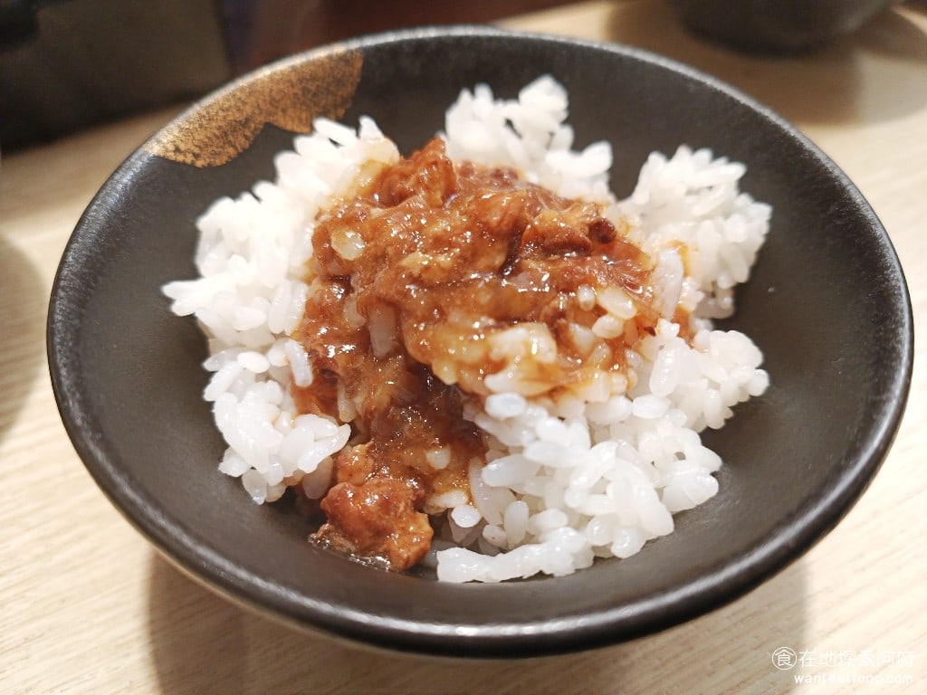 和牛涮台北忠孝東店 大安區美食 忠孝敦化美食 鍋物料理 秘製豬肉燥飯 肉燥飯是不難吃,不過他的肉燥吃起來比較像是肉醬,並沒有傳統肉燥飯肉燥的香味。 @在地老饕阿府