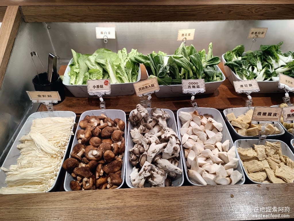 和牛涮台北忠孝東店 大安區美食 忠孝敦化美食 鍋物料理 金針菇、美人菇、小香菇、青剛菜、滑嫩腐皮、香菜丸。 @在地老饕阿府
