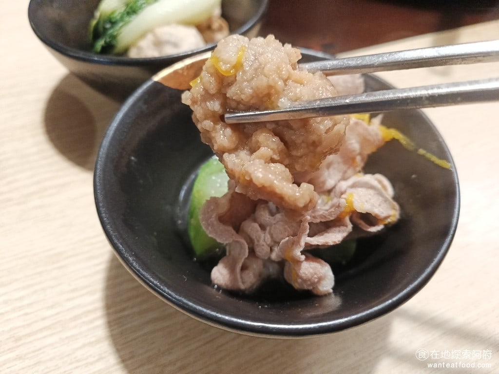 和牛涮台北忠孝東店 大安區美食 忠孝敦化美食 鍋物料理 飄香排骨酥 這個排骨酥吃起來還蠻好吃的,肉質非常軟,外皮有酥脆感。煮完後吃起來帶有蒜香味,我覺得這是所有火鍋料裡面最好吃的。 @在地老饕阿府