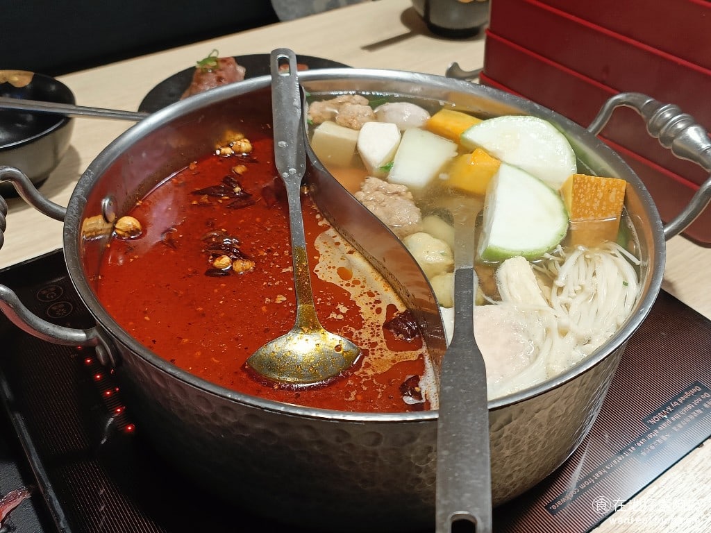 和牛涮台北忠孝東店 大安區美食 忠孝敦化美食 鍋物料理 他的原味昆布鍋味道也很淡,所以在吃火鍋料的時候要特別依賴這裡提供的沾醬。 @在地老饕阿府