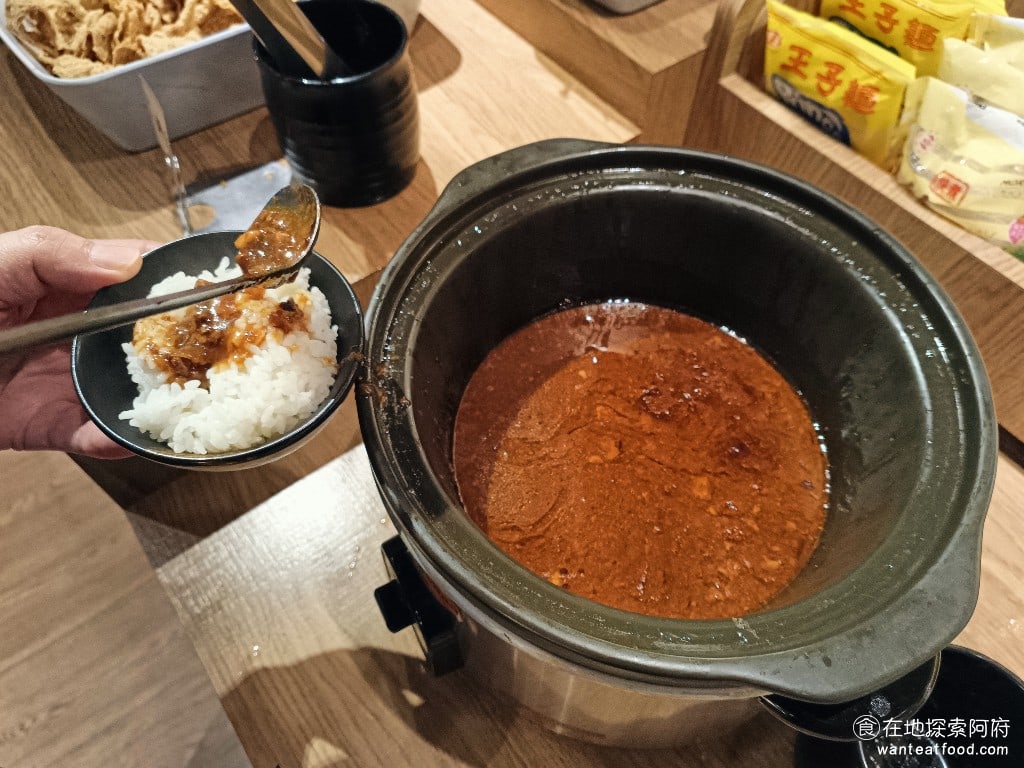 和牛涮台北忠孝東店 大安區美食 忠孝敦化美食 鍋物料理 秘製豬肉燥飯 在《和牛涮忠孝東店》吃飯的人非常少,所以都不用排隊。反而是旁邊拿醬料的地方剛好在走道上,因此旁邊的走道就一直塞車。 @在地老饕阿府