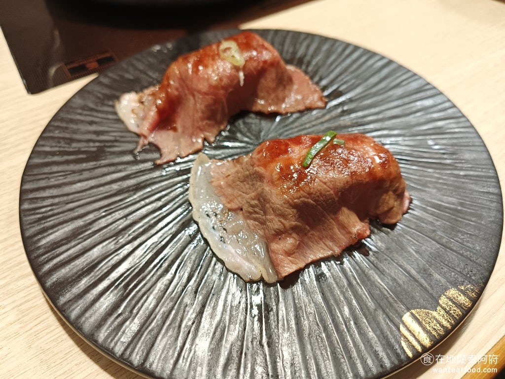 和牛涮台北忠孝東店 大安區美食 忠孝敦化美食 鍋物料理 和牛壽司 要吃要吃和牛壽司,必須向服務生點餐。和牛壽司表面有被炙燒過,和牛的肉質吃起來非常軟嫩。如果將和牛壽司的和牛與火鍋肉的和牛相比,我覺得和牛壽司的和牛更好吃。 @在地老饕阿府