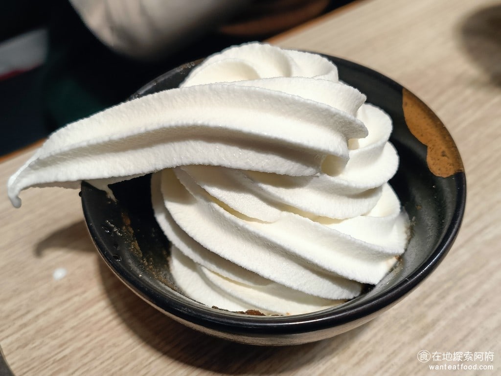 和牛涮台北忠孝東店 大安區美食 忠孝敦化美食 鍋物料理 北海道牛奶霜淇淋 《和牛涮忠孝東店》的霜淇淋味道都特別濃,如果你還是覺得不夠甜,可以自己加上黑糖蜜,或者再加上旁邊的黑糖黑珍珠搭配起來吃,確實非常棒。 @在地老饕阿府