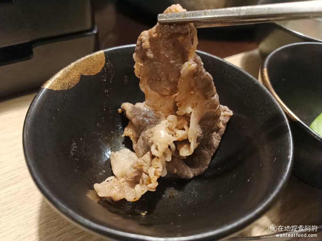 和牛涮台北忠孝東店 大安區美食 忠孝敦化美食 鍋物料理 極上和牛胸腹 我們並沒有煮特別久,但和牛的肉質非常硬,而且吃起來比較乾,所以吃了幾片後就不想再吃了。 @在地老饕阿府