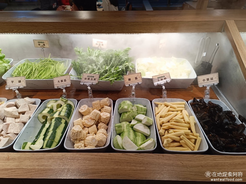 和牛涮台北忠孝東店 大安區美食 忠孝敦化美食 鍋物料理 有玉米、絲瓜、玉米筍、小黃瓜、黑木耳和杏鮑菇。 @在地老饕阿府