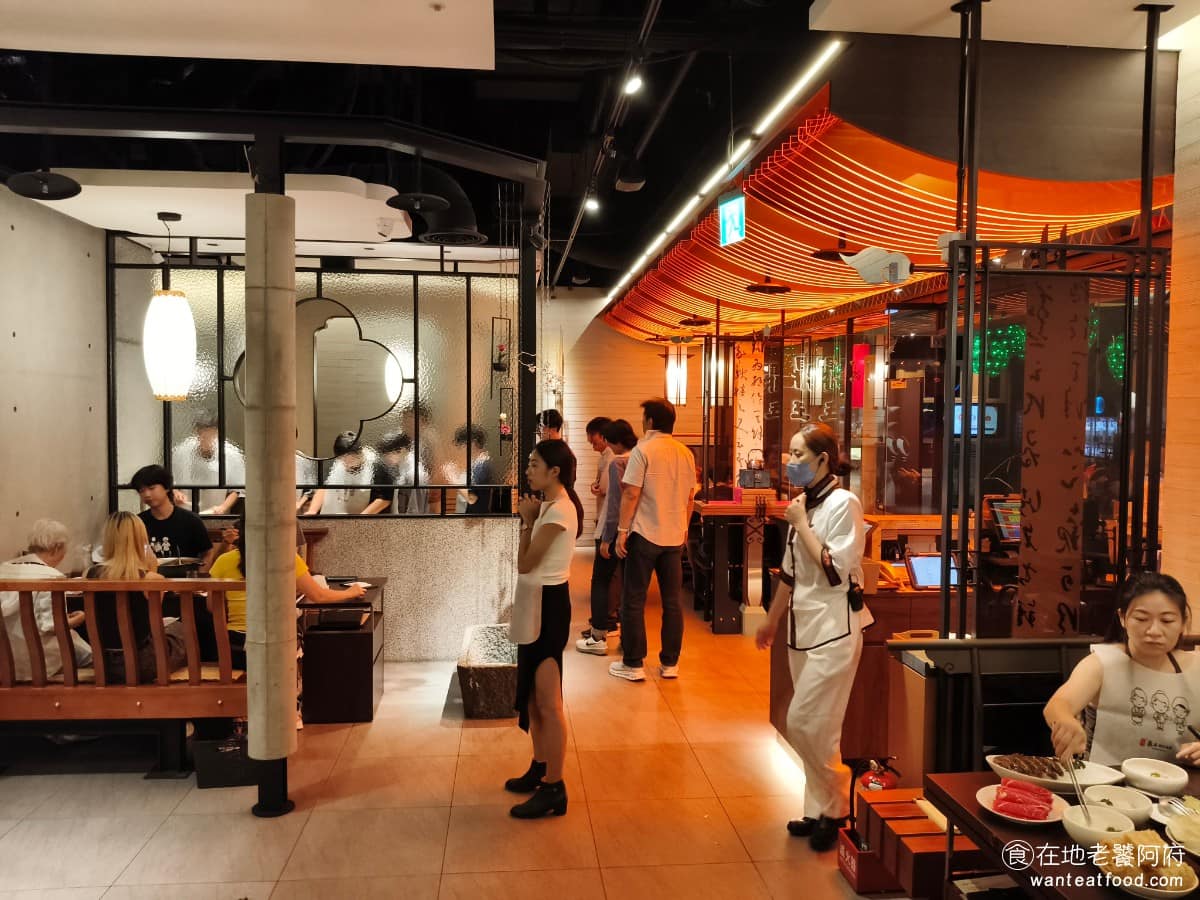鼎王麻辣鍋台北信義ATT店 鼎王麻辣鍋台北信義ATT店菜單 鼎王麻辣鍋台北信義ATT店推薦 《鼎王麻辣鍋》最早在台中忠孝夜市開業，創辦人陳世明，1991 年開始賣麻辣鍋，靠著慢慢調整湯頭配方，一步步在夜市站穩腳步，後來才慢慢北上展店。 @在地老饕阿府