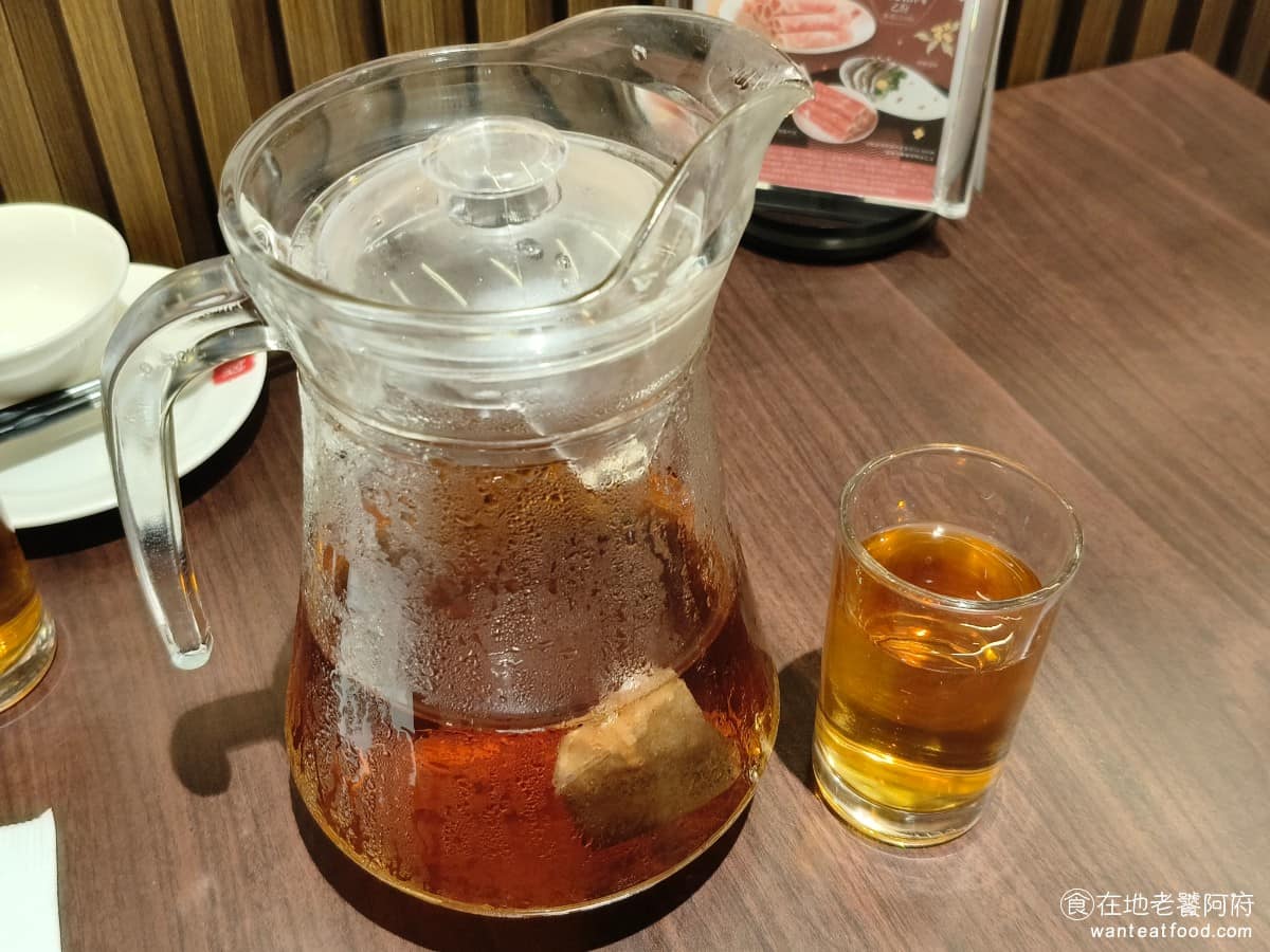 鼎王麻辣鍋台北信義ATT店 鼎王麻辣鍋台北信義ATT店菜單 鼎王麻辣鍋台北信義ATT店推薦 和以往不同的事，以前很重的茶壺不見了，改成玻璃壺裝的菊花紅茶，喝起來微甜冰涼，非常解膩。 @在地老饕阿府