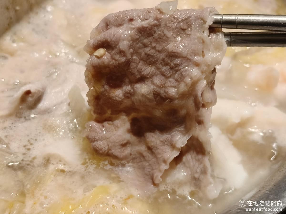 鼎王麻辣鍋台北信義ATT店 鼎王麻辣鍋台北信義ATT店菜單 鼎王麻辣鍋台北信義ATT店推薦 牛小排肉片薄，下鍋燙一下就能吃，吃起來滑順不柴，肉質有水準，不愧是高檔的火鍋餐廳。 @在地老饕阿府