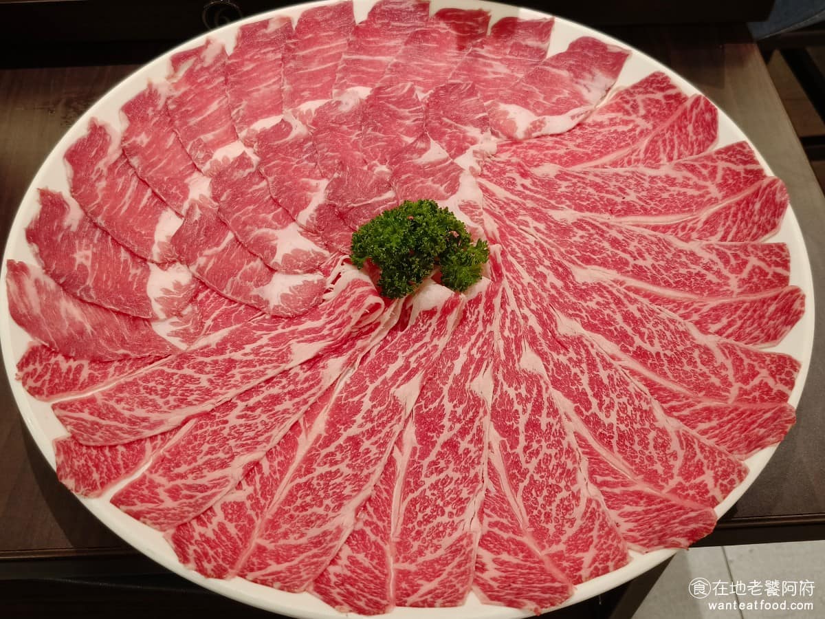 鼎王麻辣鍋台北信義ATT店 鼎王麻辣鍋台北信義ATT店菜單 鼎王麻辣鍋台北信義ATT店推薦 伊比利豬嫩肩胛＋牛小排 肉質偏軟嫩，油脂分布均勻，煮的時間不用太久，就能夾得出來，牛小排的肉質也很不錯，肥瘦均勻切得很薄，口感軟嫩，入口即化。 @在地老饕阿府