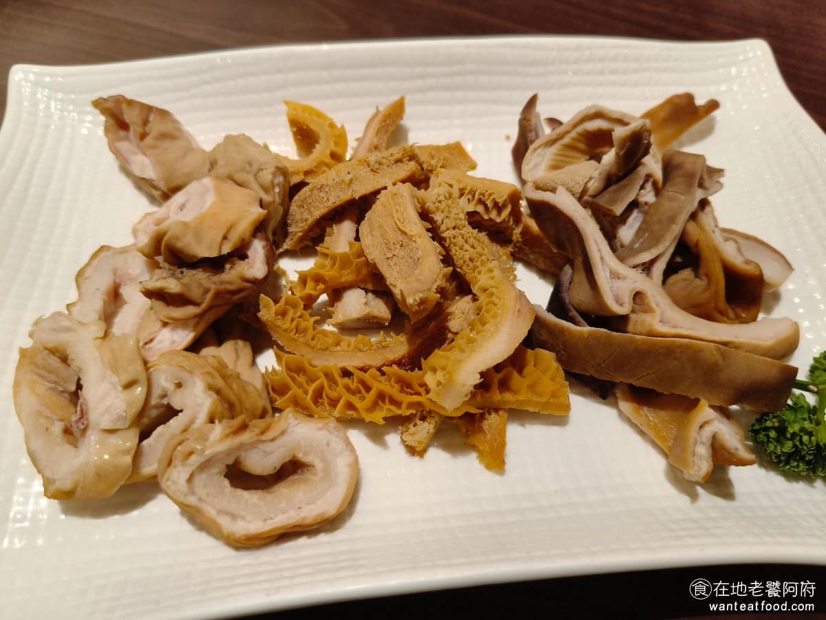 鼎王麻辣鍋台北信義ATT店 鼎王麻辣鍋台北信義ATT店菜單 鼎王麻辣鍋台北信義ATT店推薦 精選滷拼盤 裡面通常是大腸頭、蜂巢牛肚跟豬肚這幾樣，因為已經先滷過入味，不用另外煮太久就能吃。口感上偏軟一點的是大腸頭跟豬肚，蜂巢牛肚則比較有嚼勁。 @在地老饕阿府