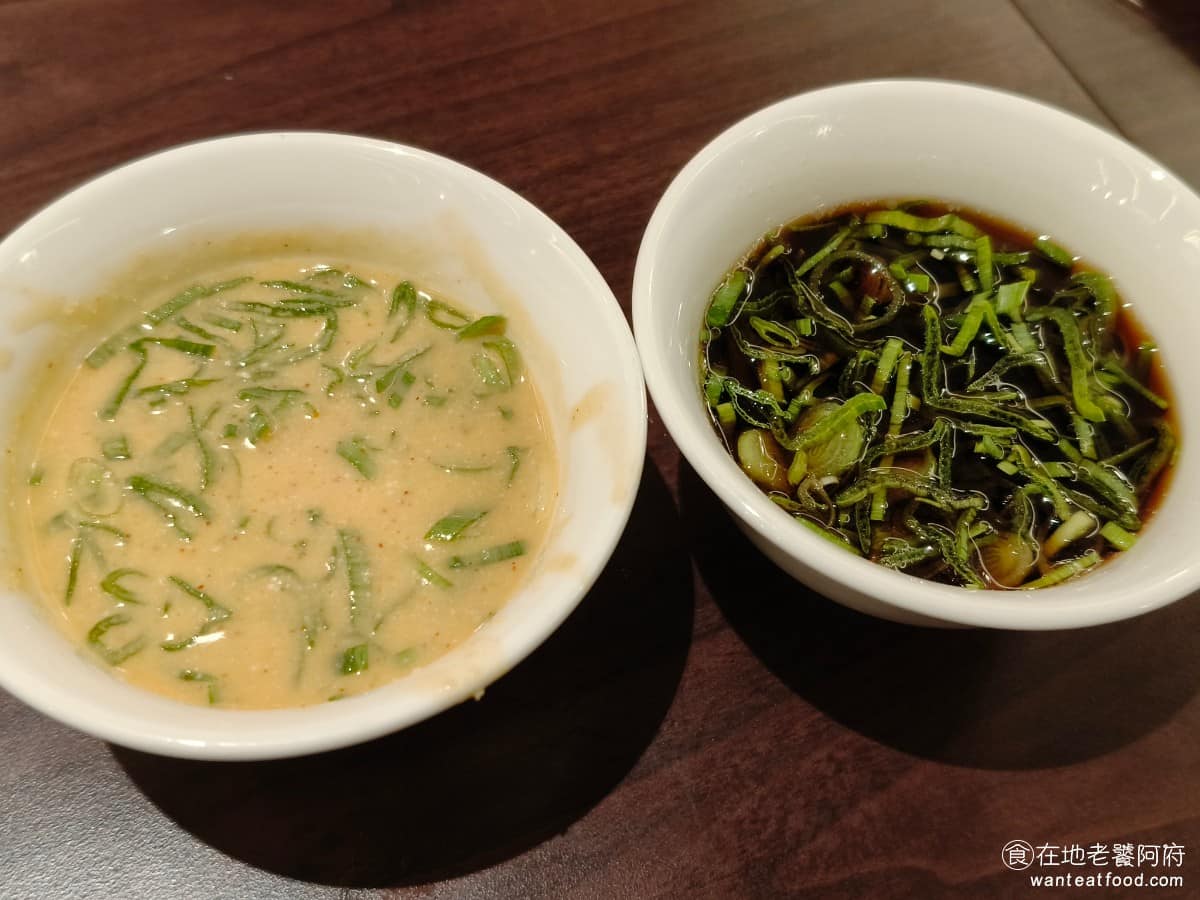 鼎王麻辣鍋台北信義ATT店 鼎王麻辣鍋台北信義ATT店菜單 鼎王麻辣鍋台北信義ATT店推薦 豆腐乳醬吃起來口味偏鹹，豆乳香氣十足，麻辣沾醬名稱雖然有「辣」，但其實吃起來卻完全不辣，反而超級酸，基本上就是醋醬。 @在地老饕阿府