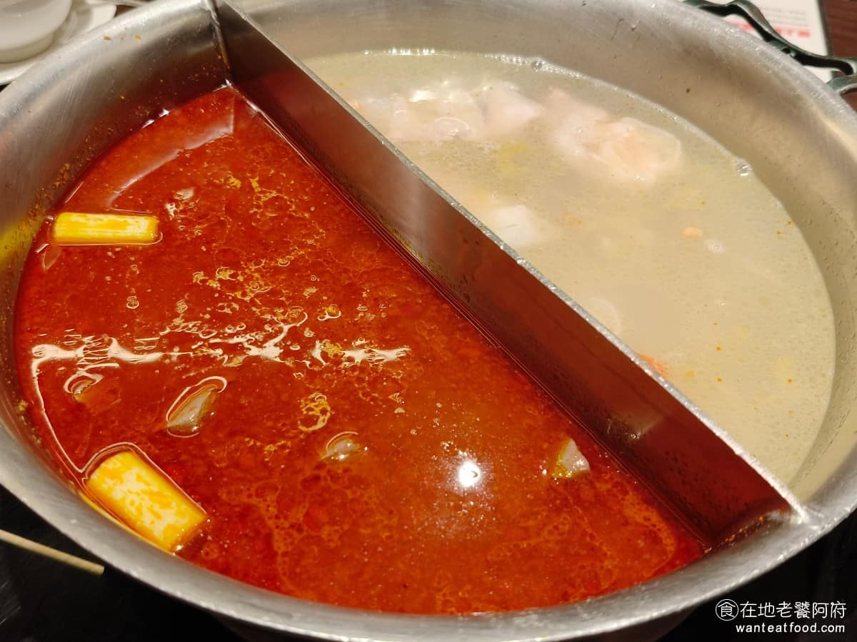 鼎王麻辣鍋台北信義ATT店 鼎王麻辣鍋台北信義ATT店菜單 鼎王麻辣鍋台北信義ATT店推薦 消費方式是單點計價，每人有基本鍋底費，兩人以上同桌吃鍋，加點的鴨血、豆腐不用額外付錢，吃不完還能打包帶走，也是這裡的特點。 @在地老饕阿府