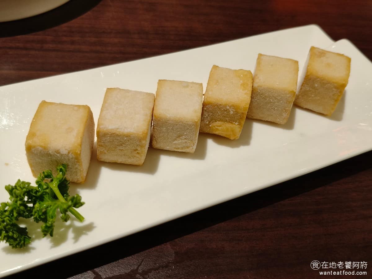 鼎王麻辣鍋台北信義ATT店 鼎王麻辣鍋台北信義ATT店菜單 鼎王麻辣鍋台北信義ATT店推薦 黃金魚豆腐 用魚漿做成的豆腐狀食品，外表偏黃口感比一般豆腐紮實一些，只不過沒有上次來的好吃，吃不太到魚肉的鮮味，有一點廉價品的感覺。 @在地老饕阿府
