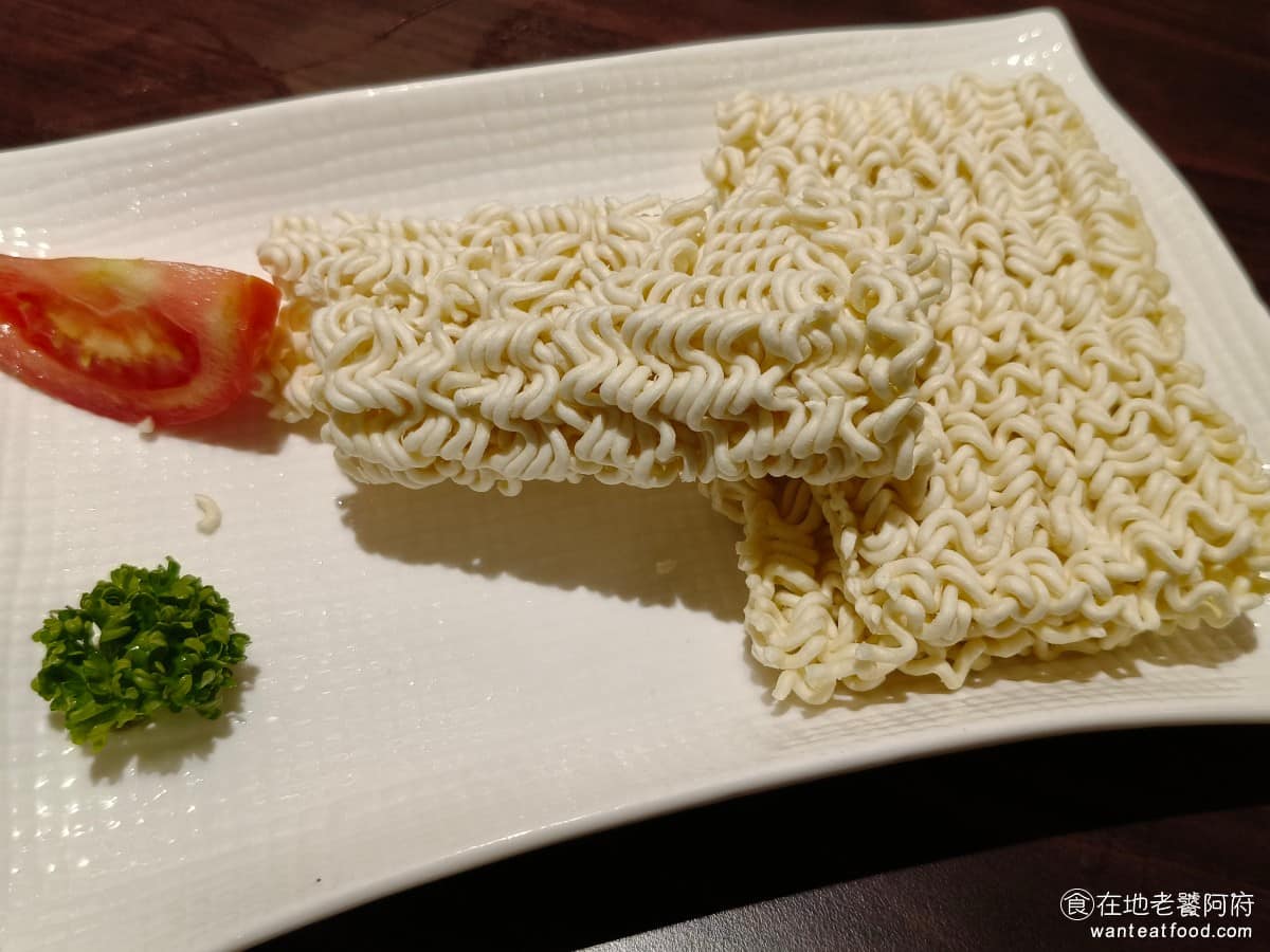鼎王麻辣鍋台北信義ATT店 鼎王麻辣鍋台北信義ATT店菜單 鼎王麻辣鍋台北信義ATT店推薦 韓國不倒翁拉麵 韓國進口的泡麵品牌，麵條偏粗有嚼勁，煮進鍋裡會吸附湯頭的辣味，吃起來口感很不一樣，喜歡韓式拉麵口感的人可以點來當主食。 @在地老饕阿府