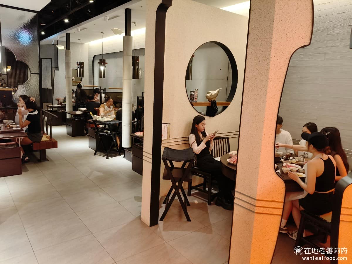 鼎王麻辣鍋台北信義ATT店 鼎王麻辣鍋台北信義ATT店菜單 鼎王麻辣鍋台北信義ATT店推薦 店內座位安排有圓桌，也有設置包廂，可以應付不同人數的聚餐需求，不管是幾個朋友小聚，還是家庭聚餐都很適合。 @在地老饕阿府