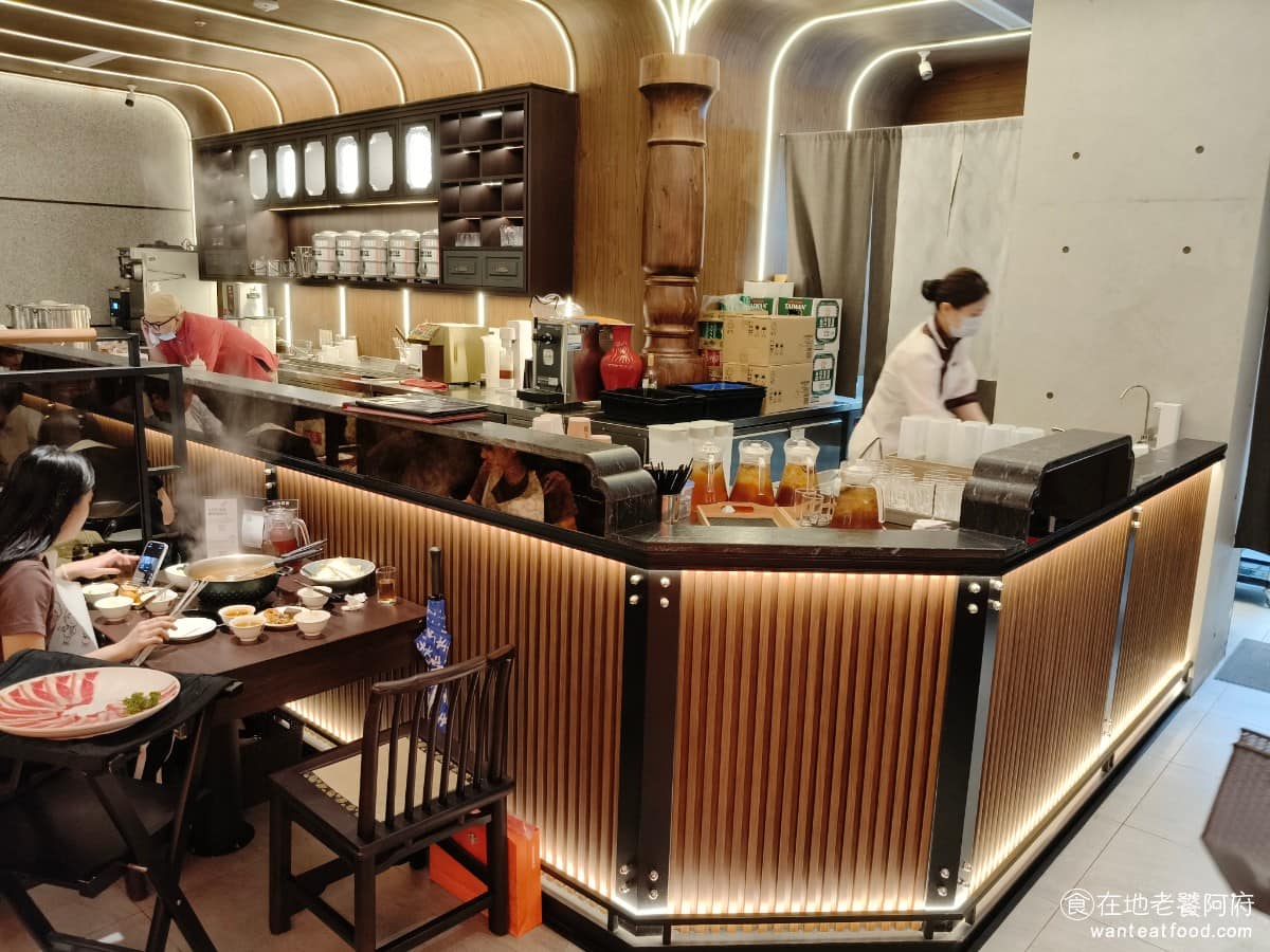 鼎王麻辣鍋台北信義ATT店 鼎王麻辣鍋台北信義ATT店菜單 鼎王麻辣鍋台北信義ATT店推薦 《鼎王麻辣鍋 台北信義ATT店》則是在既有的鍋物基礎上，多加了調酒跟茶飲，把「吃鍋配酒」變成新賣點，這在鼎王其他分店比較少見。 @在地老饕阿府