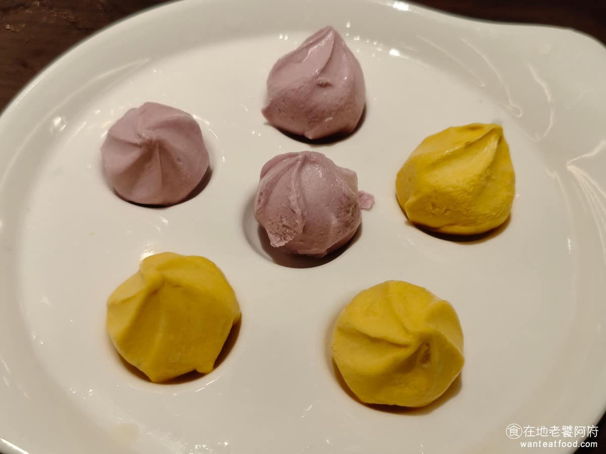 鼎王麻辣鍋台北信義ATT店 鼎王麻辣鍋台北信義ATT店菜單 鼎王麻辣鍋台北信義ATT店推薦 綜合果球 店裡非常特別的火鍋料，雖然叫做果球，但其實是芋頭和地瓜做成的丸子，吃起來口感軟嫩、Q彈，小朋友會喜歡。 @在地老饕阿府