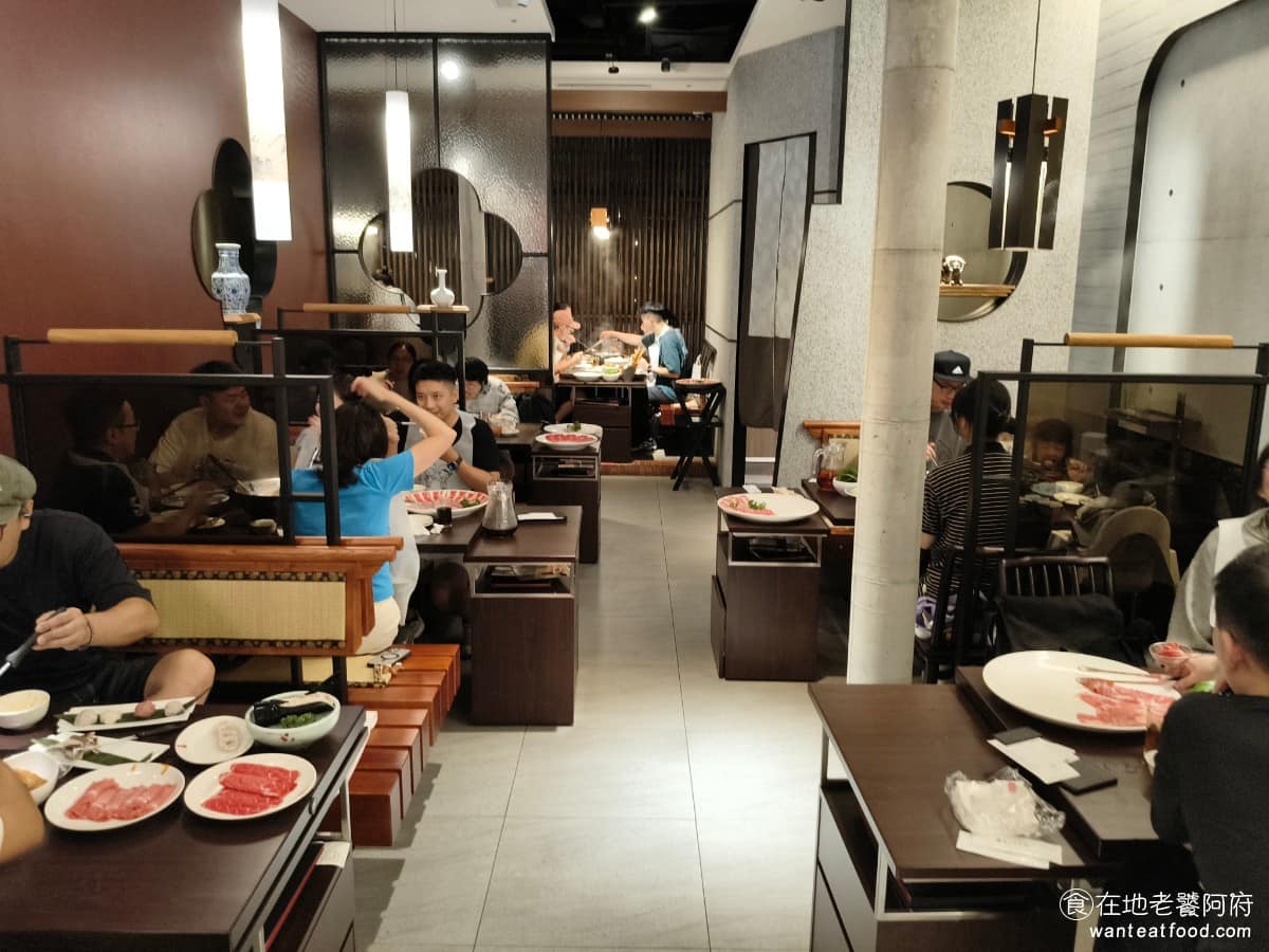 鼎王麻辣鍋台北信義ATT店 鼎王麻辣鍋台北信義ATT店菜單 鼎王麻辣鍋台北信義ATT店推薦 《鼎王麻辣鍋 台北信義ATT店》空間設計，延續鼎王一貫的東方美學風格，走的是古典雅緻的路線，木質紋理搭配沈穩的色調，跟一般麻辣鍋店常見的紅通通裝潢不太一樣，更偏向沈靜一點的用餐氛圍。 @在地老饕阿府