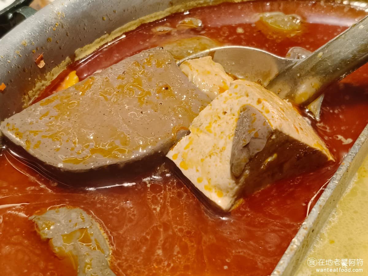 鼎王麻辣鍋台北信義ATT店 鼎王麻辣鍋台北信義ATT店菜單 鼎王麻辣鍋台北信義ATT店推薦 鴨血、豆腐 這是鼎王的招牌，鴨血滷得入味口感軟嫩，豆腐也很嫩，很容易吸附湯汁，可以免費無限續加，很多人專程為了這個來吃。 @在地老饕阿府