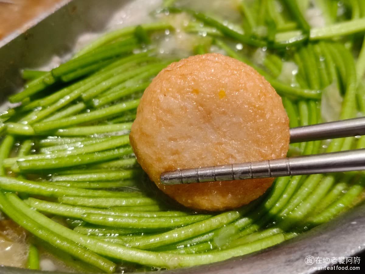 鼎王麻辣鍋台北信義ATT店 鼎王麻辣鍋台北信義ATT店菜單 鼎王麻辣鍋台北信義ATT店推薦 裡面包了滿滿的龍蝦沙拉，外皮Q彈，味道非常棒，是推薦點的火鍋料。 @在地老饕阿府