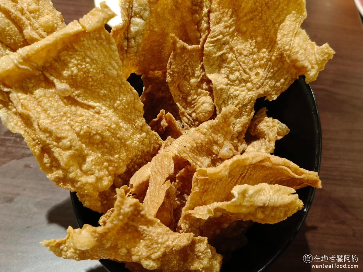 鼎王麻辣鍋台北信義ATT店 鼎王麻辣鍋台北信義ATT店菜單 鼎王麻辣鍋台北信義ATT店推薦 鮮炸豆皮 豆皮先炸過，再上桌外層帶點脆度，下鍋煮之後，又會吸湯汁變軟，喜歡更脆一點豆皮的人可以點。 @在地老饕阿府