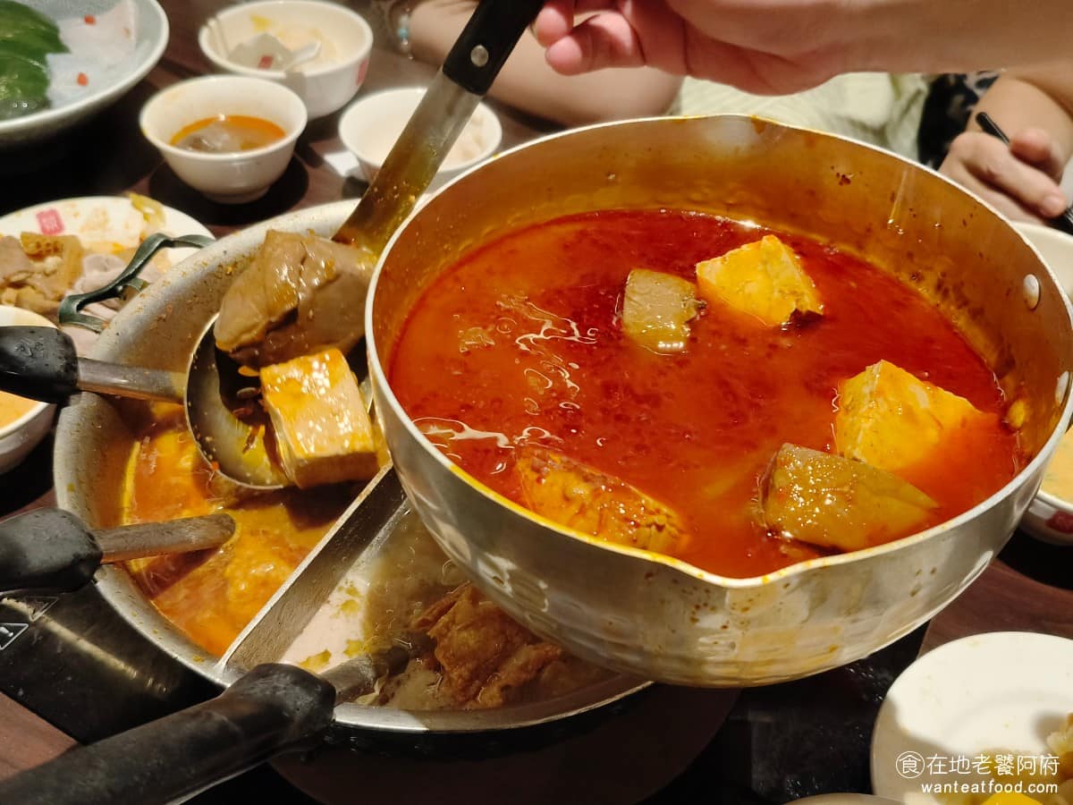 鼎王麻辣鍋台北信義ATT店 鼎王麻辣鍋台北信義ATT店菜單 鼎王麻辣鍋台北信義ATT店推薦 服務人員的品質都非常好，會在桌邊不斷地幫你續加麻辣湯底，和酸菜白肉鍋湯底，續加的過程中，不只鴨血、豆腐，酸菜也能無限加。 @在地老饕阿府