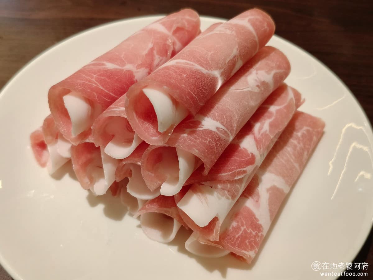 鼎王麻辣鍋台北信義ATT店 鼎王麻辣鍋台北信義ATT店菜單 鼎王麻辣鍋台北信義ATT店推薦 這是只要點滿指定的餐點，就會現場贈送的豬梅花片，只不過感覺像是酸菜白肉鍋底的那一種類型的豬肉片，所以肉的品質比較差。 @在地老饕阿府