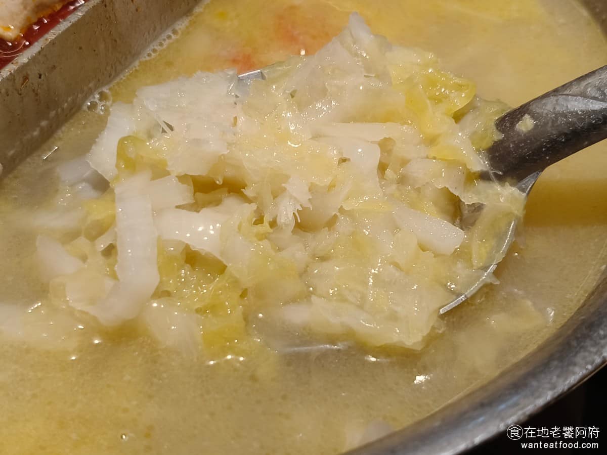鼎王麻辣鍋台北信義ATT店 鼎王麻辣鍋台北信義ATT店菜單 鼎王麻辣鍋台北信義ATT店推薦 酸菜白肉鍋 湯底比麻辣鍋清爽很多，帶點酸味，適合不吃辣或想換口味的人，鍋裡通常會有幾片白肉，只是白肉肉質都比較硬一些。 @在地老饕阿府