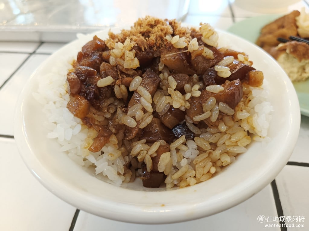 夯・魯肉飯 信義區美食 松山美食 台灣小吃 筒子米糕 苦瓜排骨湯 油豆腐 滷肉飯 肉鬆 雞湯 因為飯實在太硬了，賣滷肉飯難道不用在意飯吃起來的口感嗎？ @在地老饕阿府