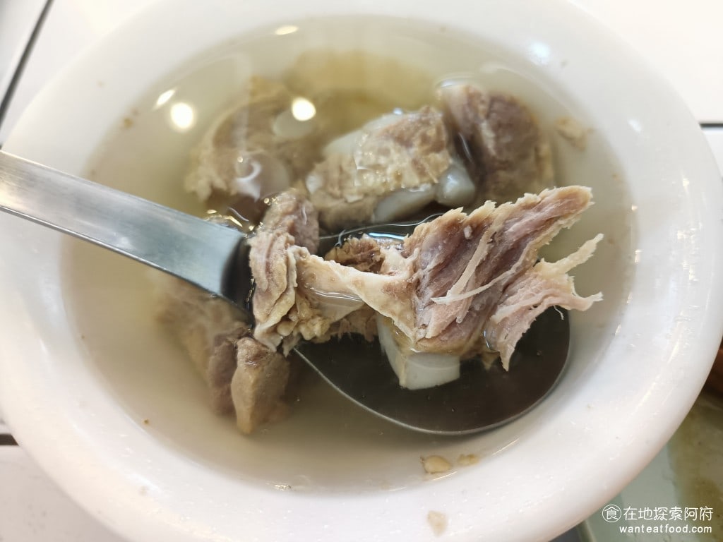 夯・魯肉飯 信義區美食 松山美食 台灣小吃 筒子米糕 苦瓜排骨湯 油豆腐 滷肉飯 肉鬆 雞湯 排骨旁邊有軟骨軟骨是可以吃的，但因為吃起來還是很硬，咬起來很辛苦，所以我也沒吃 @在地老饕阿府