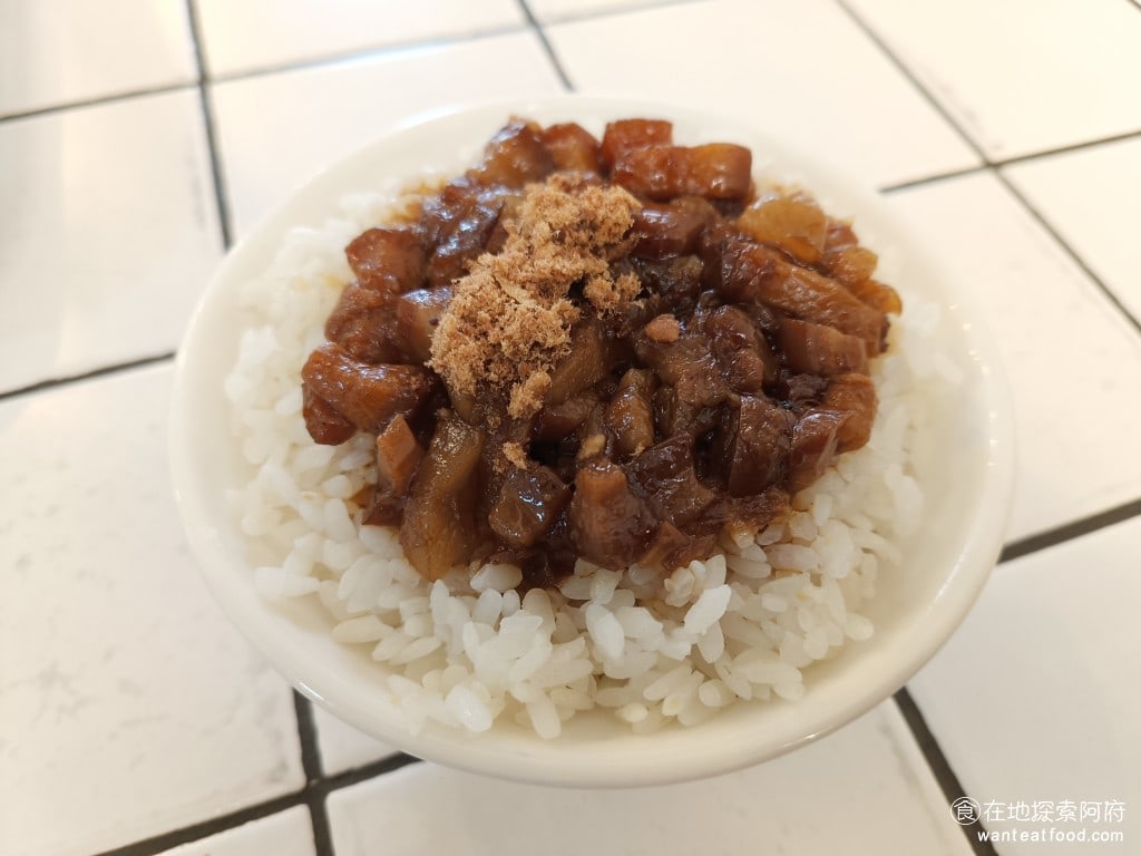 夯・魯肉飯 信義區美食 松山美食 台灣小吃 筒子米糕 苦瓜排骨湯 油豆腐 滷肉飯 肉鬆 雞湯 魯肉飯(小) 滷肉飯上面有加肉鬆，滷的顏色還蠻深的，看起來還不錯。 @在地老饕阿府