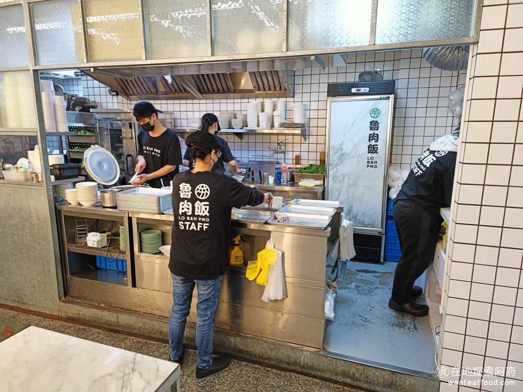夯・魯肉飯 信義區美食 松山美食 台灣小吃 筒子米糕 苦瓜排骨湯 油豆腐 滷肉飯 肉鬆 雞湯 這間店的空間沒有很大，員工人數則算不少，主要是因為平日中午時段的生意通常都相當不錯。 @在地老饕阿府
