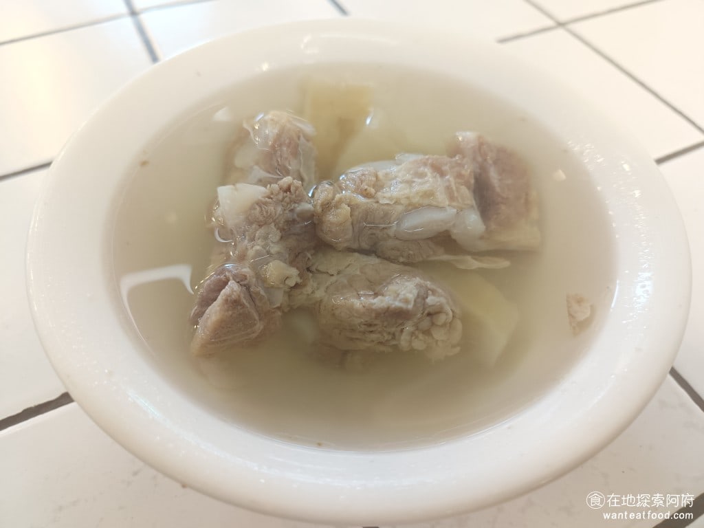 夯・魯肉飯 信義區美食 松山美食 台灣小吃 筒子米糕 苦瓜排骨湯 油豆腐 滷肉飯 肉鬆 雞湯 苦瓜排骨湯 喝起來也沒有什麼特別的，苦瓜的味道都沒有出來，而且排骨的肉咬起來超硬的，一點都咬不動 @在地老饕阿府