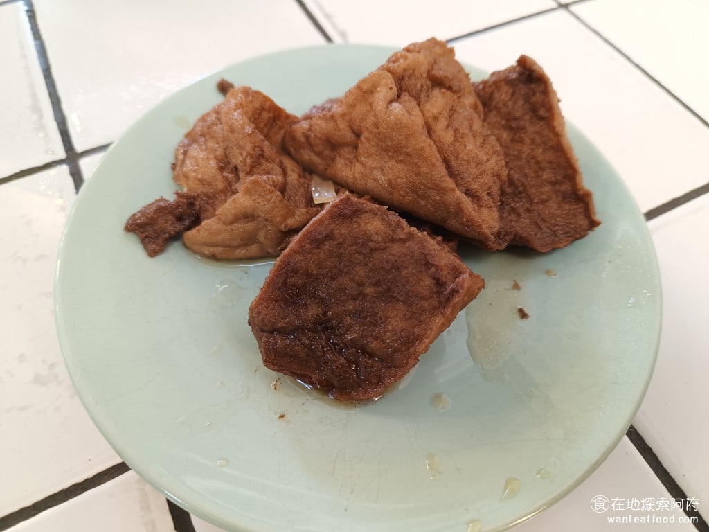夯・魯肉飯 信義區美食 松山美食 台灣小吃 筒子米糕 苦瓜排骨湯 油豆腐 滷肉飯 肉鬆 雞湯 油豆腐 口感來說偏軟，算煮的很嫩，不難吃，但就是很普通的油豆腐 @在地老饕阿府