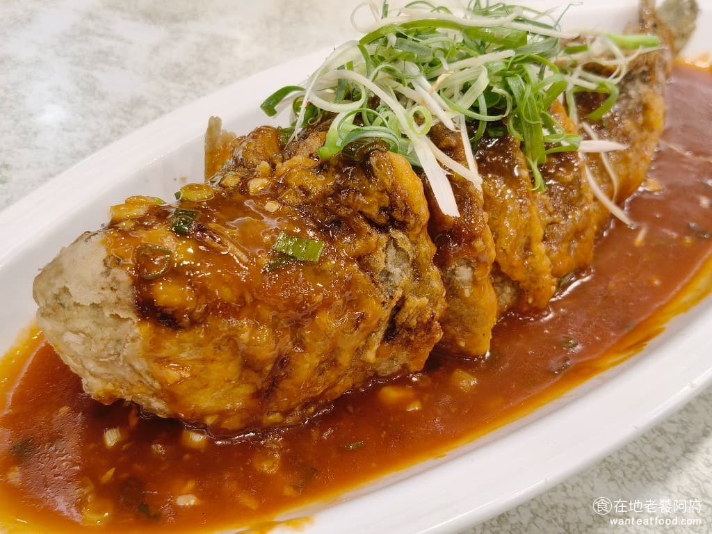 大湖餐館內湖 大湖餐館內湖菜單 大湖餐館內湖推薦 內湖區美食 內湖美食 中式料理 熱炒 魚肉很新鮮，肉質鮮美，每一口都能感受到魚肉的清甜味，只不過這條魚快 1000 元，還蠻貴的 @在地老饕阿府