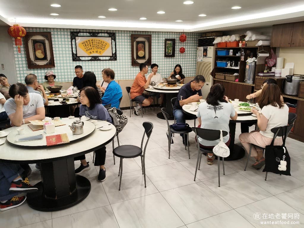 大湖餐館內湖 大湖餐館內湖菜單 大湖餐館內湖推薦 內湖區美食 內湖美食 中式料理 熱炒 店內的空間不大，大概只有六、七個圓桌，客滿的時候，店內會比較吵雜，非常有家庭聚餐、熱鬧的感覺。 @在地老饕阿府