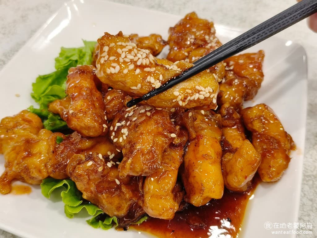大湖餐館內湖 大湖餐館內湖菜單 大湖餐館內湖推薦 內湖區美食 內湖美食 中式料理 熱炒 味道很不錯，只不過裡面的排骨肉質，有點太硬了，所以都沒吃完 @在地老饕阿府