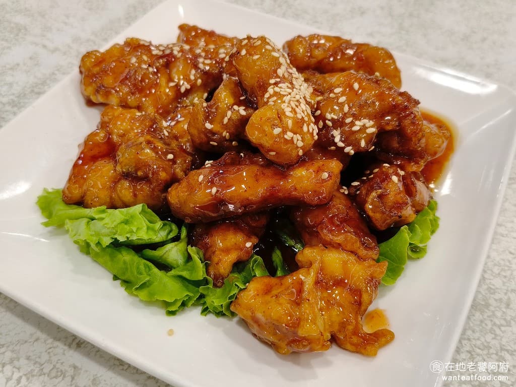 大湖餐館內湖 大湖餐館內湖菜單 大湖餐館內湖推薦 內湖區美食 內湖美食 中式料理 熱炒 京都排骨 外層的內衣炸得非常脆，醬汁非常的甜，不會酸 @在地老饕阿府