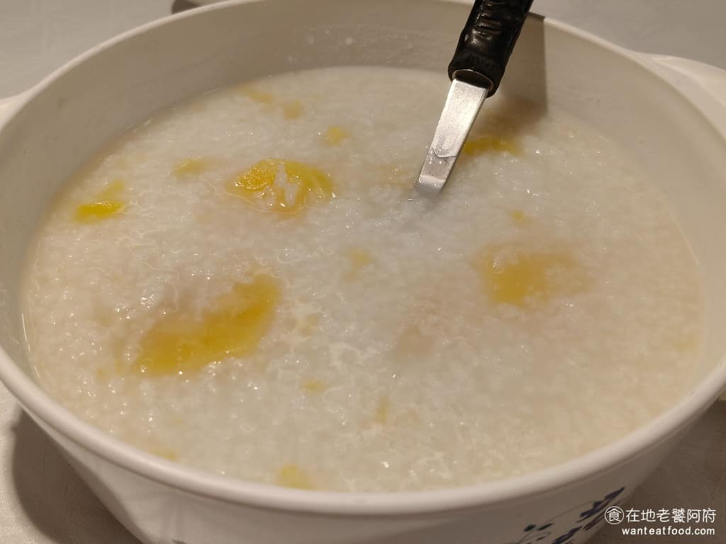 欣葉台菜忠孝店 欣葉台菜忠孝店菜單 欣葉台菜忠孝店推薦 大安區美食 大安美食 忠孝復興美食 台式料理 地瓜粥 欣葉最招牌的地瓜稀飯,當年就是為了喝酒的客人,在酒後暖胃而設計的,結果現在已經成為了每桌必點的招牌菜。 @在地老饕阿府