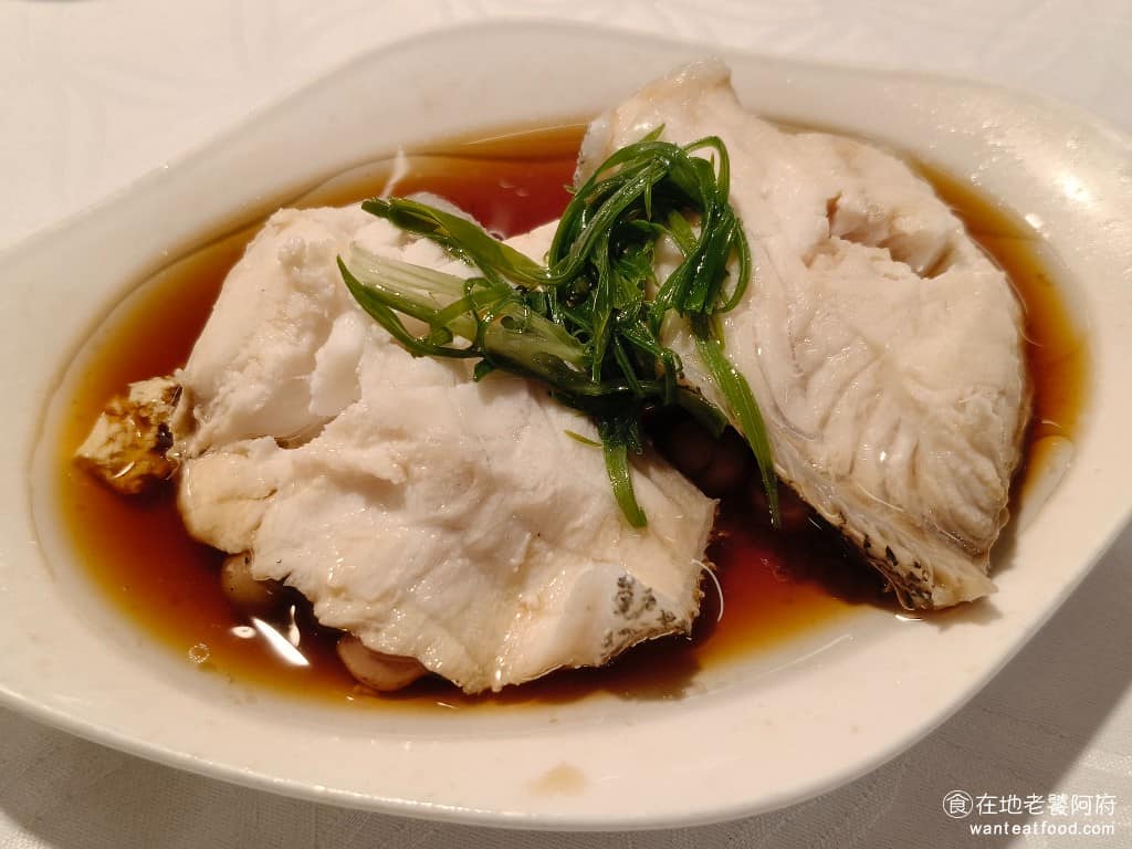 欣葉台菜忠孝店 欣葉台菜忠孝店菜單 欣葉台菜忠孝店推薦 大安區美食 大安美食 忠孝復興美食 台式料理 樹子蒸龍虎斑翅 魚肉非常的軟嫩,搭配清蒸的醬油,醬汁的鹹甜味,完美地融入了魚肉之中。只不過這一塊魚肉是有帶皮的,而且皮的比例非常高,所以吃起來,魚腥味會比較重,個人不是很喜歡。 @在地老饕阿府