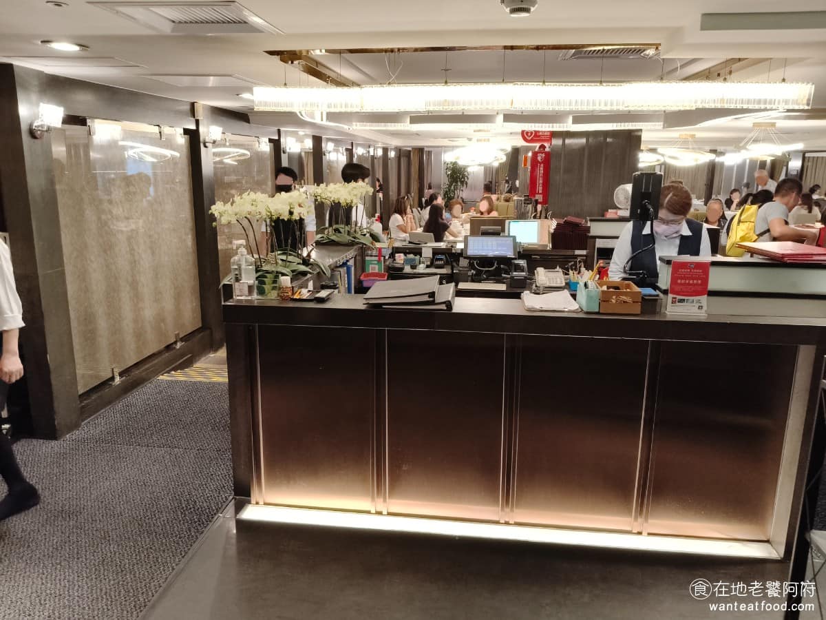 欣葉台菜忠孝店 欣葉台菜忠孝店菜單 欣葉台菜忠孝店推薦 大安區美食 大安美食 忠孝復興美食 台式料理 《欣葉台菜忠孝店》位在漢宮大廈的二樓,離捷運忠孝復興站的三號出口,步行大約 3 分鐘就能抵達,交通位置真超方便。一樓還有代客泊車的服務,開車來的朋友,也不用自己停車,省事不少。 @在地老饕阿府