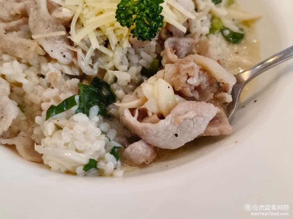 TiMAMA Deli Cafe Cafe菜單 Cafe價格 內湖區美食 內湖美食 內科美食 義式料理 松阪豬的份量給得非常多，吃起來非常有嚼勁，餐點沒有過多的調味，可以吃得到這些配料的原味，而且少油少鹽，是非常健康的做法。 @在地老饕阿府
