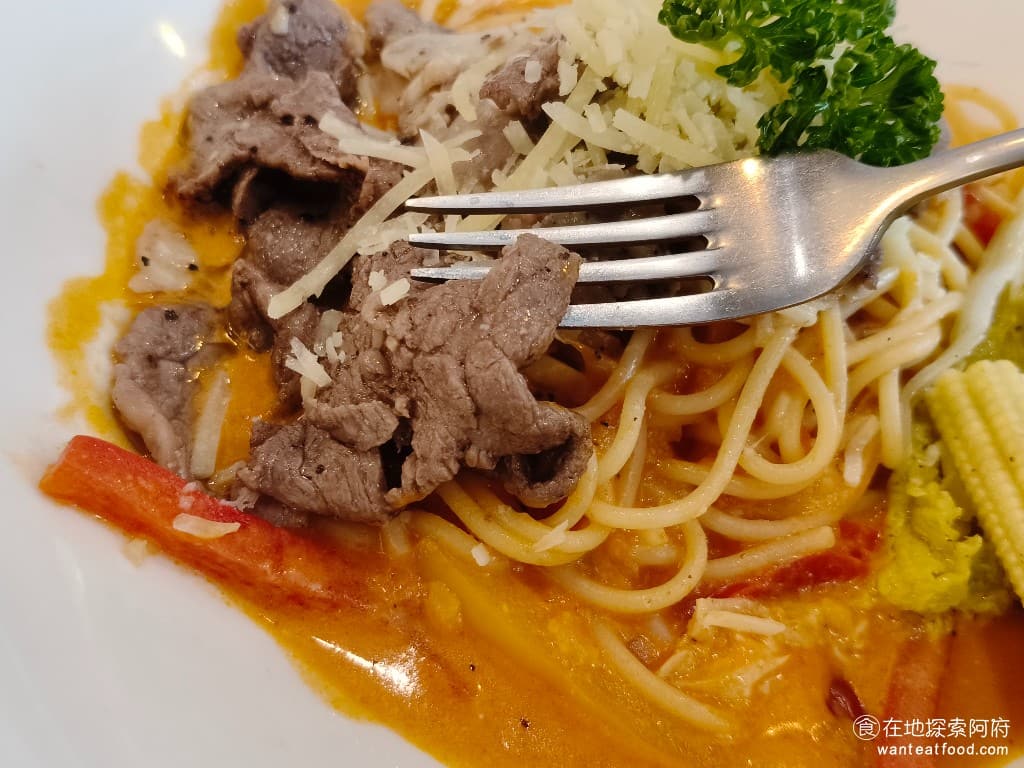 TiMAMA Deli Cafe Cafe菜單 Cafe價格 內湖區美食 內湖美食 內科美食 義式料理 牛肉份量給得非常多，一個人吃會發現完全吃不完，CP 值非常高。牛肉的口感也很軟，吃起來蒜味十足。 @在地老饕阿府