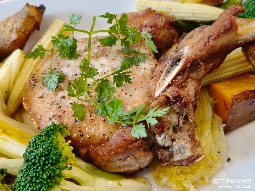 TiMAMA Deli Cafe Cafe菜單 Cafe價格 內湖區美食 內湖美食 內科美食 義式料理 豬排烤得外酥內軟，雖然是全熟的，但吃起來口感非常軟嫩，肉質完全不會硬。直接吃的話，可以感受到海鹽的風味。單吃肉如果覺得乾的話，可以搭配旁邊的胡麻醬。 @在地老饕阿府