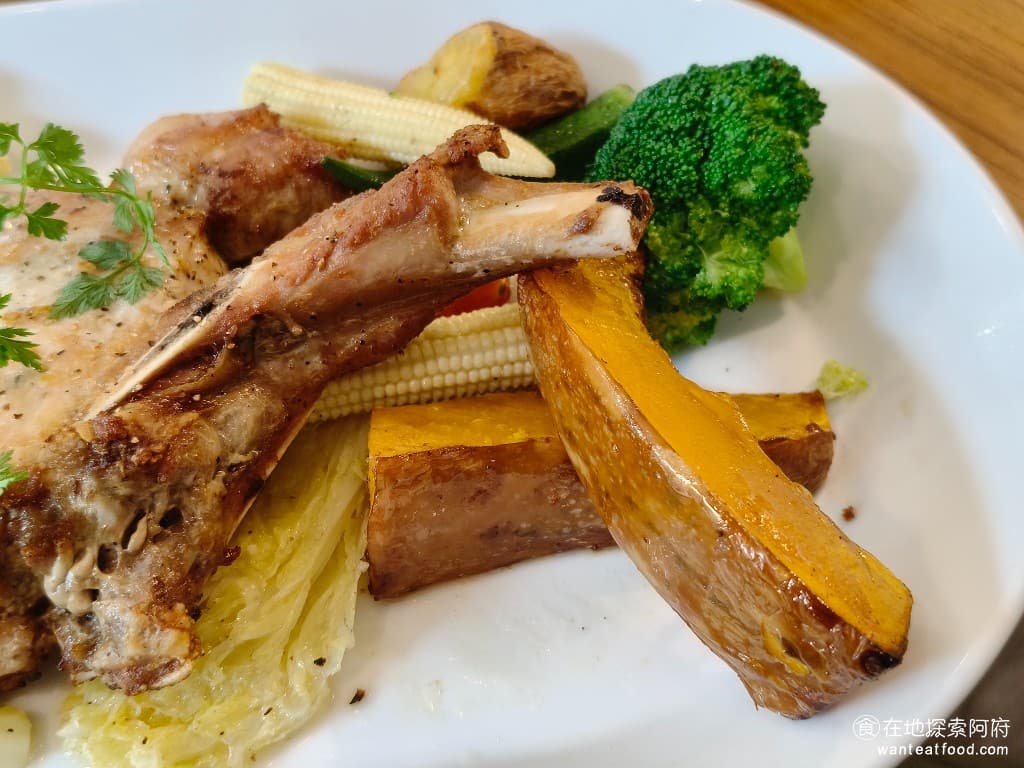 TiMAMA Deli Cafe Cafe菜單 Cafe價格 內湖區美食 內湖美食 內科美食 義式料理 時蔬的部分給的也很豐盛，有花椰菜、玉米筍和南瓜，南瓜有烤過，所以吃起來非常香。 @在地老饕阿府