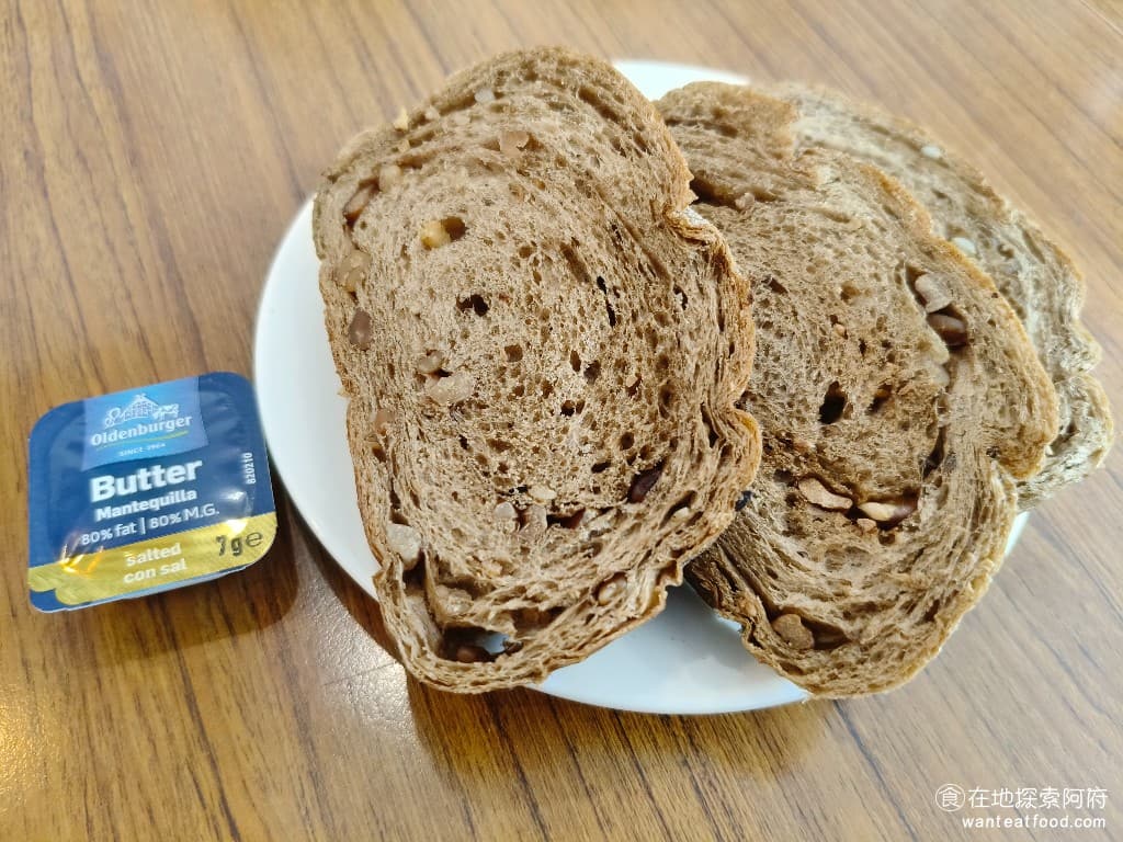 TiMAMA Deli Cafe Cafe菜單 Cafe價格 內湖區美食 內湖美食 內科美食 義式料理 手工五穀麵包 麵包吃起來沒什麼調味，吃得到原始的麥香味，可搭配著奶油吃。 @在地老饕阿府