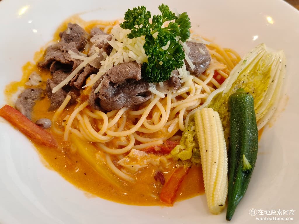 TiMAMA Deli Cafe Cafe菜單 Cafe價格 內湖區美食 內湖美食 內科美食 義式料理 番茄奶油細圓麵搭香蒜牛肉 這一份餐點面量給的非常多，通常《TiMAMA Deli & Cafe》的麵和飯的口感都比較偏硬，如果要軟一點的話，記得點餐的時候要先和服務生說。 @在地老饕阿府